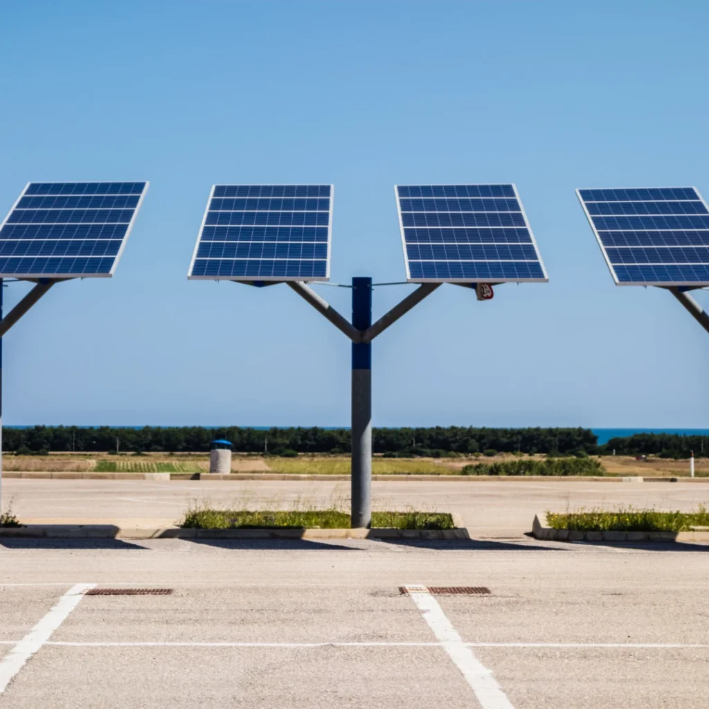 Carport solar con postes en forma de Y en estacionamiento al aire libre junto al mar